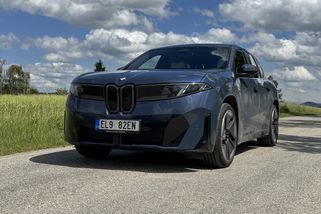 BMW iX3 ujede přes 800 km. Nabíjením 400 kW drtí většinu dnešních elektromobilů